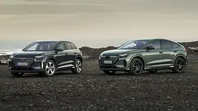 Der Audi Q4 e-tron steht als SUV und Sportback an einem Geröllstrand, von vorne fotografiert. - Foto: Audi