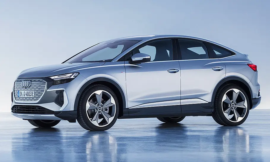 Der Audi Q4 Sportback e-tron (2021) stehend von schräg vorne fotografiert.