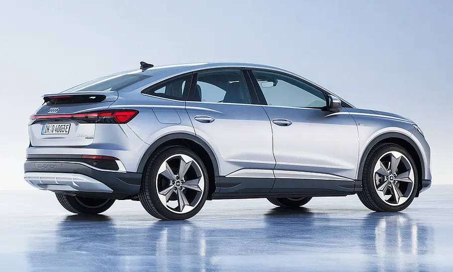 Der Audi Q4 Sportback e-tron (2021) stehend von schräg hinten fotografiert.