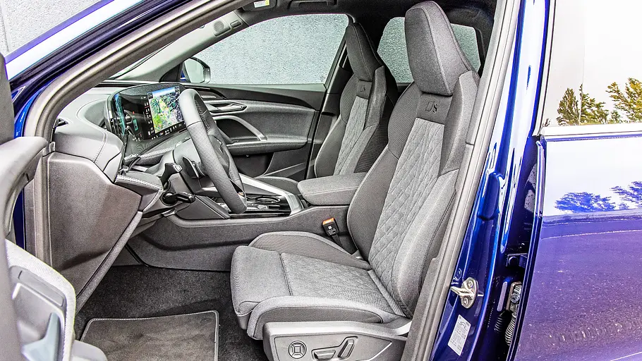 Blick von vorne auf den fahrenden Audi A5 Avant und Audi Q5.