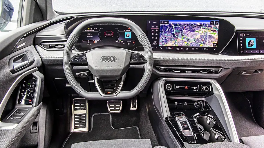 Blick von vorne auf den fahrenden Audi A5 Avant und Audi Q5.