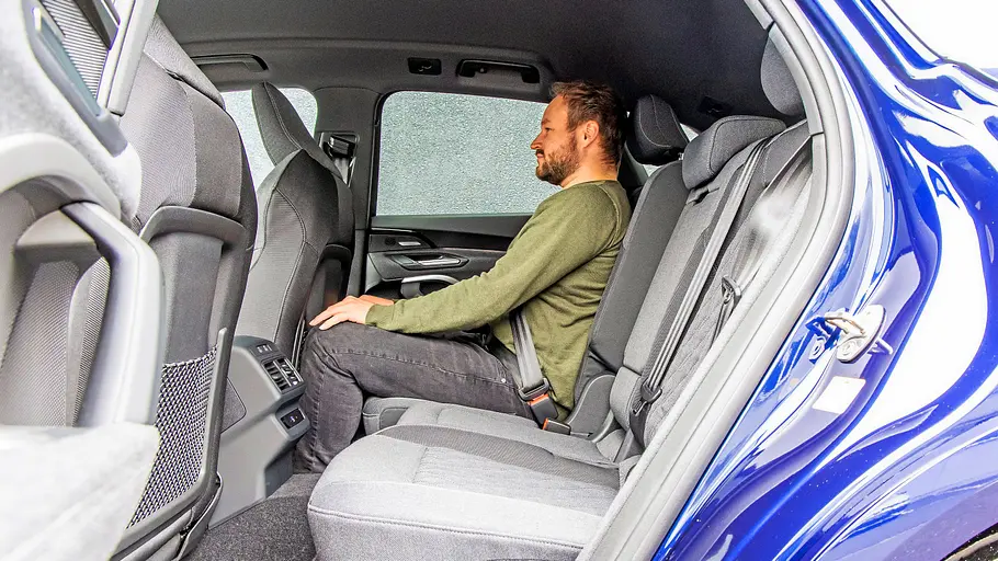Blick von vorne auf den fahrenden Audi A5 Avant und Audi Q5.