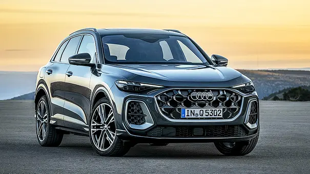 Der Audi Q5 (2025), von schräg vorne fotografiert. - Foto: Audi