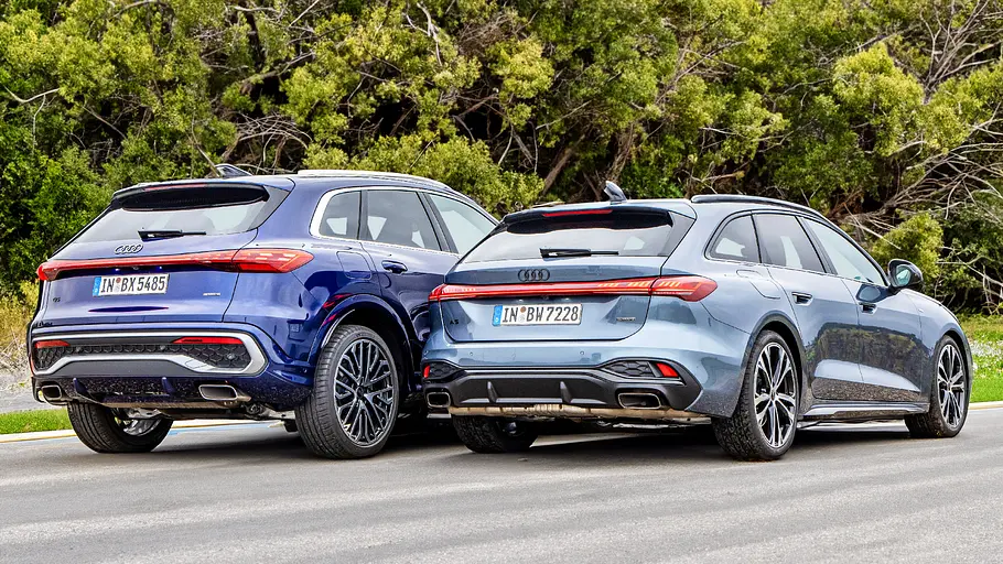 Blick von vorne auf den fahrenden Audi A5 Avant und Audi Q5.