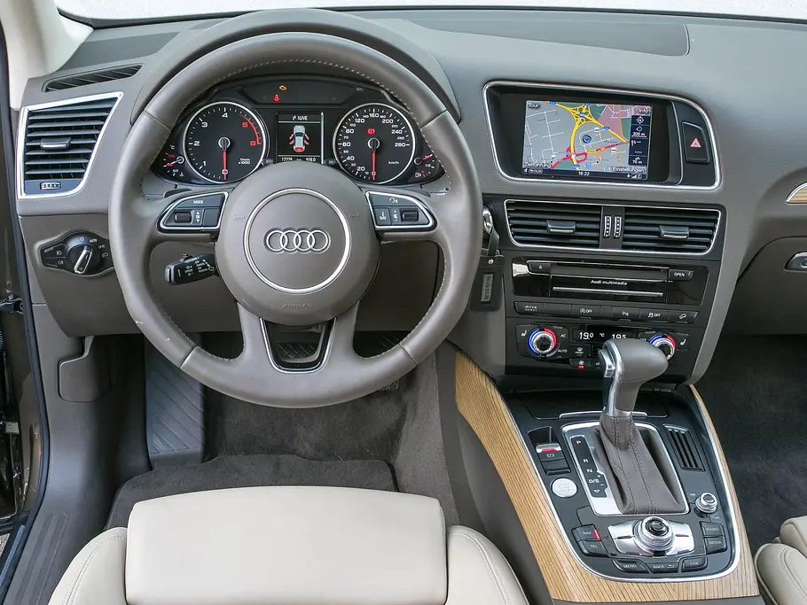 Vergleich: Audi Q3 gegen Q5 Vergleich Q5 2.0 TDI quattro s tronic Diesel Turbo 2013 Test cockpit