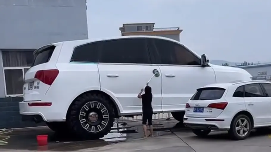 Der Audi Q500 stehend seitlich.