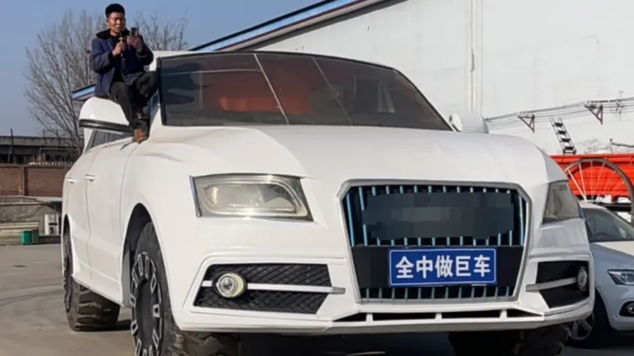 Der Audi Q500 stehend von vorne