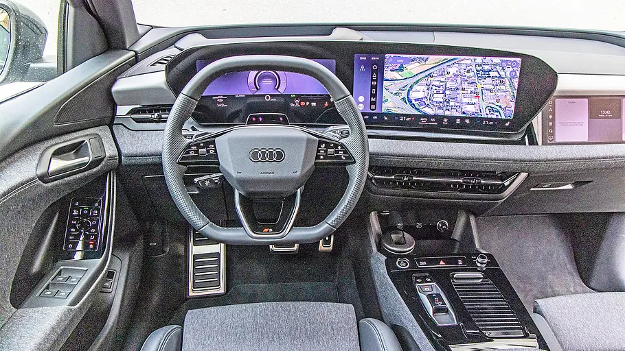 Audi Q6 Blick auf die Armaturenlandschaft im Innenraum des Audi Q6.