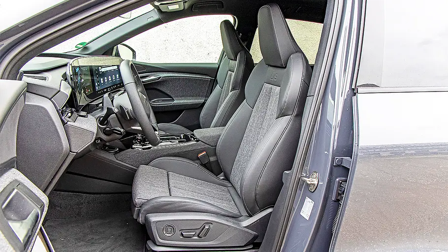 Audi Q6 Blick auf die Vordersitze im Innenraum des Audi Q6.