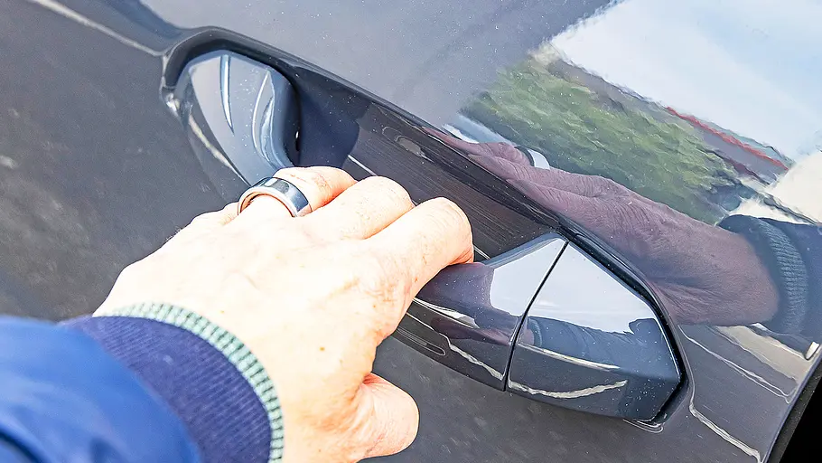 Audi Q6 Detailansicht auf den Türgriff des Audi Q6.