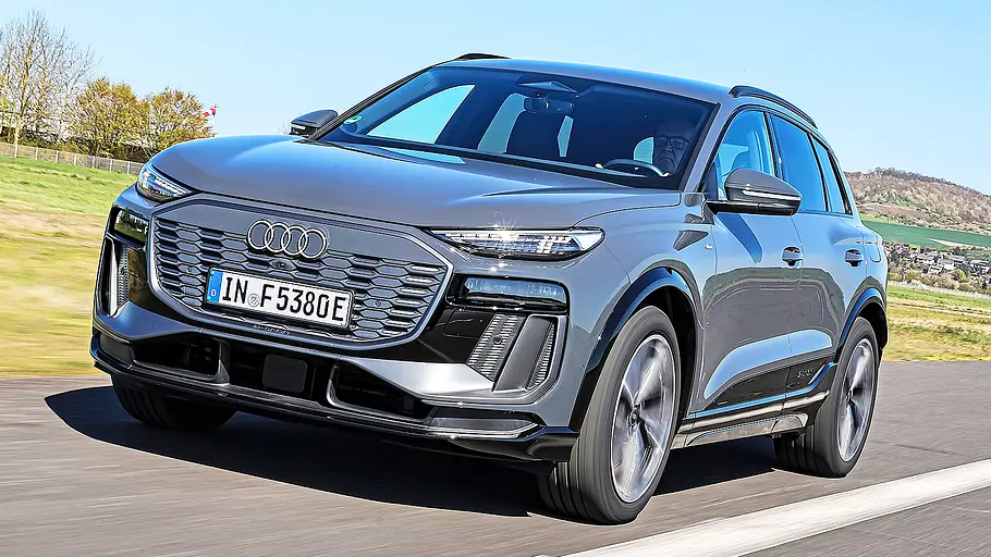 Audi Q6 Blick von schräg vorne auf den fahrenden Audi Q6.