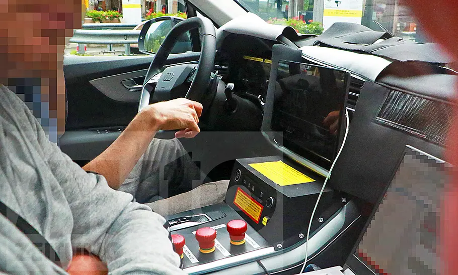 Das Armaturenbrett des Audi Q7 (2025), durch die rechte Tür fotografiert.
