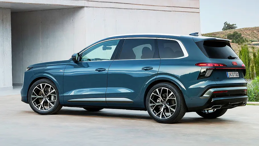 Audi Q7 (2026) Blick von schräg hinten auf den Audi Q7 (2026).