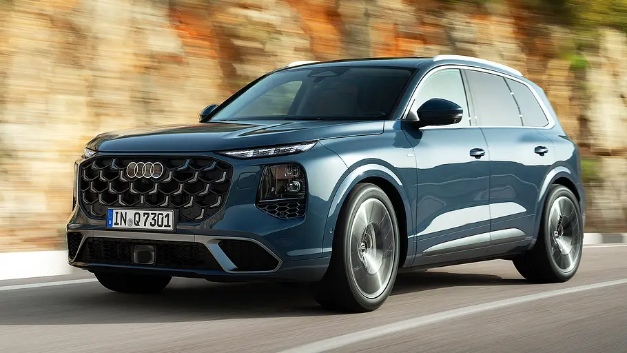Audi Q7 (2026) Blick von schräg vorne auf den fahrenden Audi Q7 (2026).