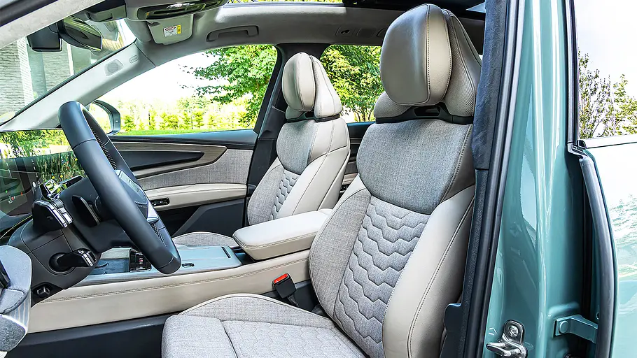 Audi Q7 (2026) Blick auf die Vordersitze im Innenraum des Audi Q7 (2026).