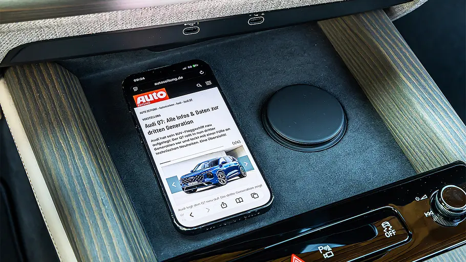 Audi Q7 (2026) Detailansicht auf die induktive Ladestation im Innenraum des Audi Q7 (2026).