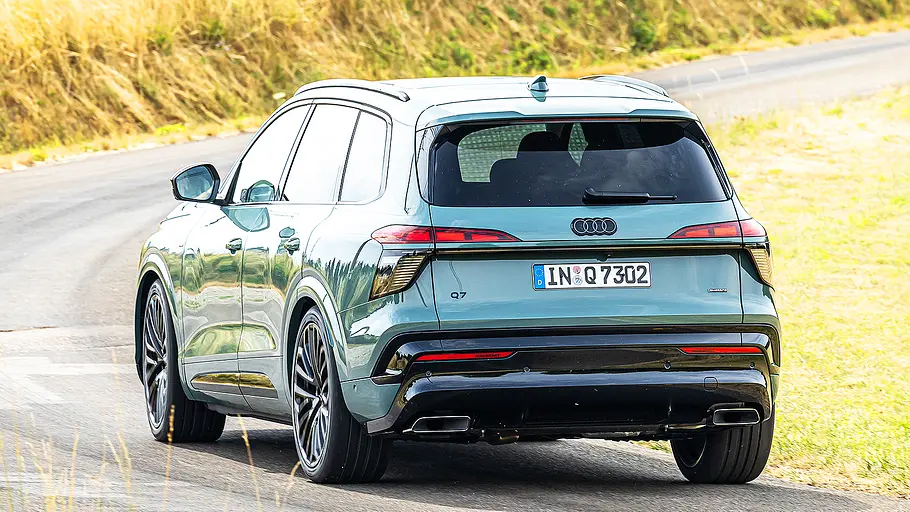 Audi Q7 (2026) Blick von schräg hinten auf den fahrenden Audi Q7 (2026).