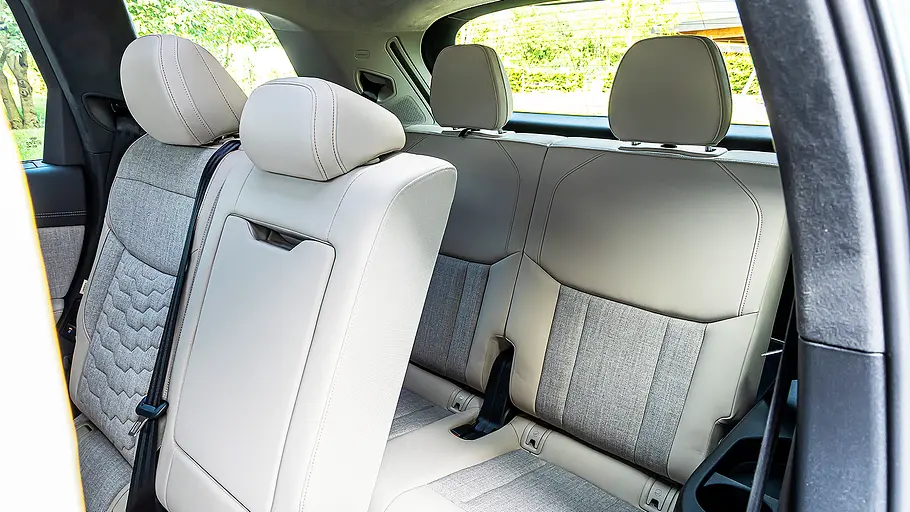 Audi Q7 (2026) Blick auf die Fondsitze im Innenraum des Audi Q7 (2026).