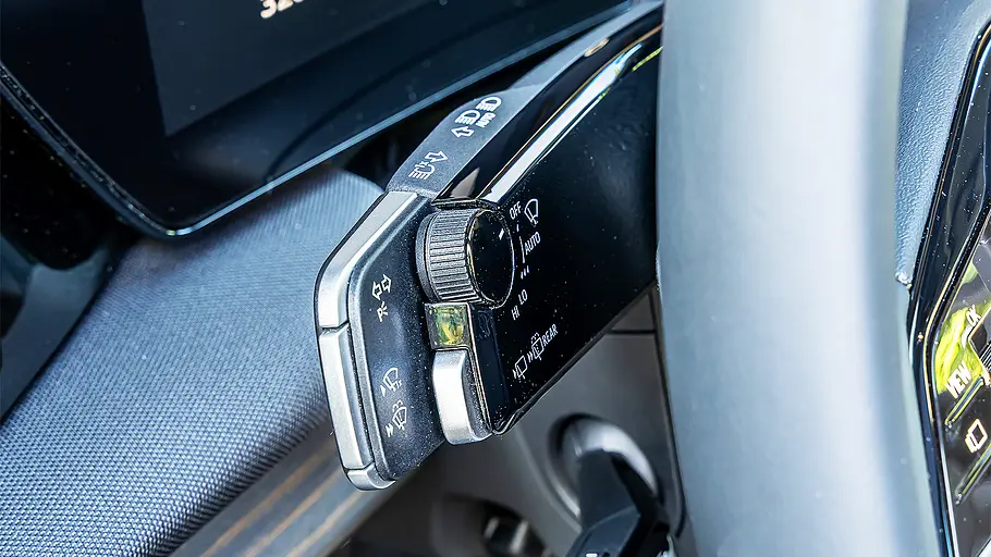 Audi Q7 (2026) Detailansicht auf den Blinkerwahlhebel im Innenraum des Audi Q7 (2026).
