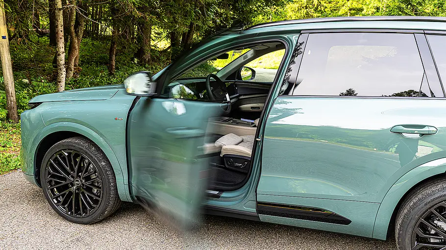 Audi Q7 (2026) Blick von außen auf die Seitentür des Audi Q7 (2026), die automatisch schließt.