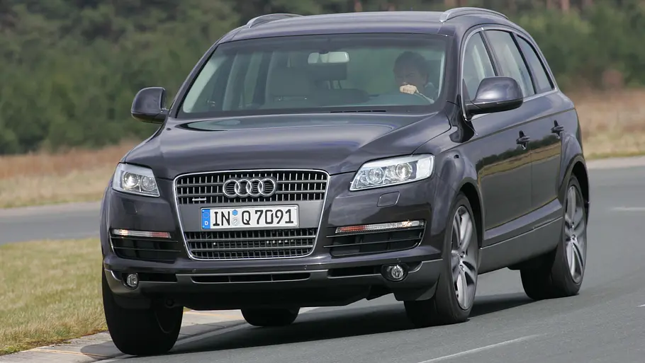 Der Audi Q7 4.2 fahrend von vorne.