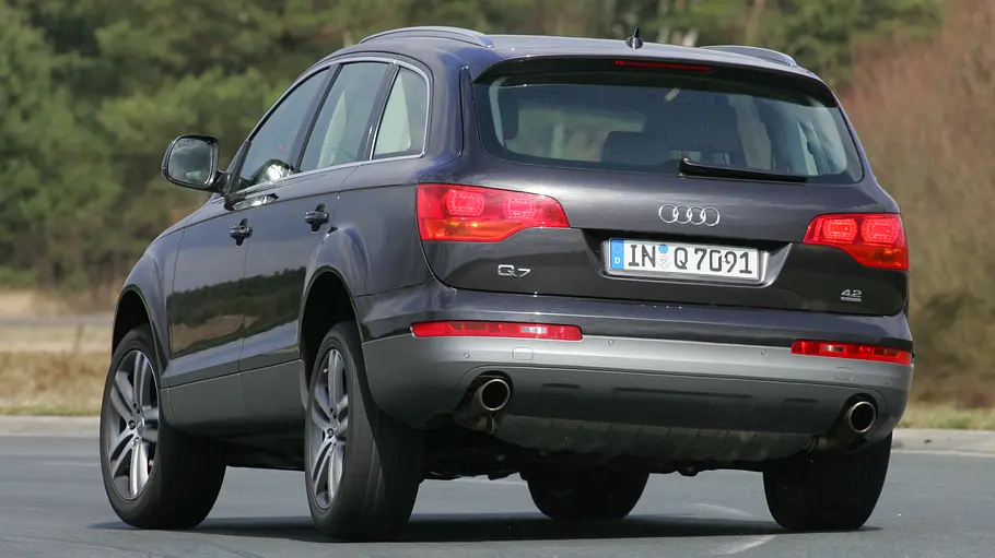 Der Audi Q7 4.2 fahrend von hinten.