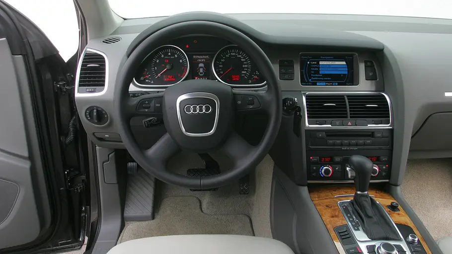 Das Cockpit des Audi Q7 4.2.