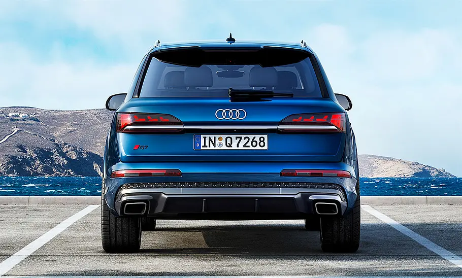 Audi Q7 Facelift (2024) Das Audi Q7 Facelift (2024) von schräg hinten.
