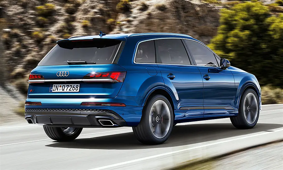 Audi Q7 Facelift (2024) Das Audi Q7 Facelift (2024) fahrend von schräg hinten.