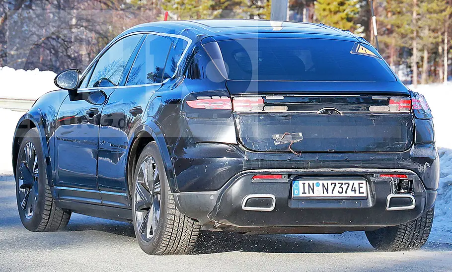 Audi Q8 e-tron (2026) Der Audi Q8 e-tron (2026) als Prototyp im Stile des Porsche Macan von schräg hinten fotografiert.