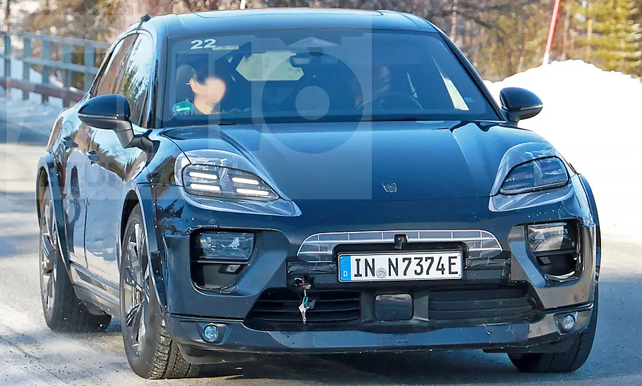 Audi Q8 e-tron (2026) Der Audi Q8 e-tron (2026) als Prototyp im Stile des Porsche Macan von schräg vorne fotografiert.