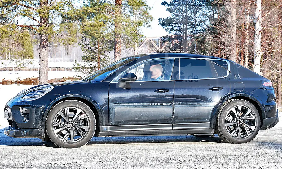 Audi Q8 e-tron (2026) Der Audi Q8 e-tron (2026) als Prototyp im Stile des Porsche Macan von der Seite fotografiert.