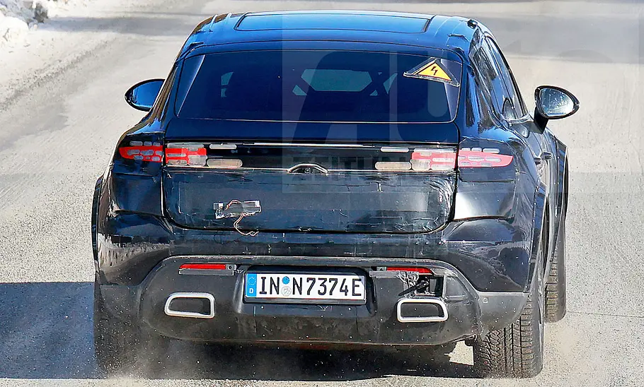 Audi Q8 e-tron (2026) Der Audi Q8 e-tron (2026) als Prototyp im Stile des Porsche Macan von hinten fotografiert.