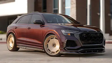 Audi RS Q8 mit Felgen von Vossen Wheels, fotografiert von schräg vorne. - Foto: Vossen Wheels Audi RS Q8 mit Felgen von Vossen Wheels, fotografiert von schräg vorne. - Foto: Vossen Wheels