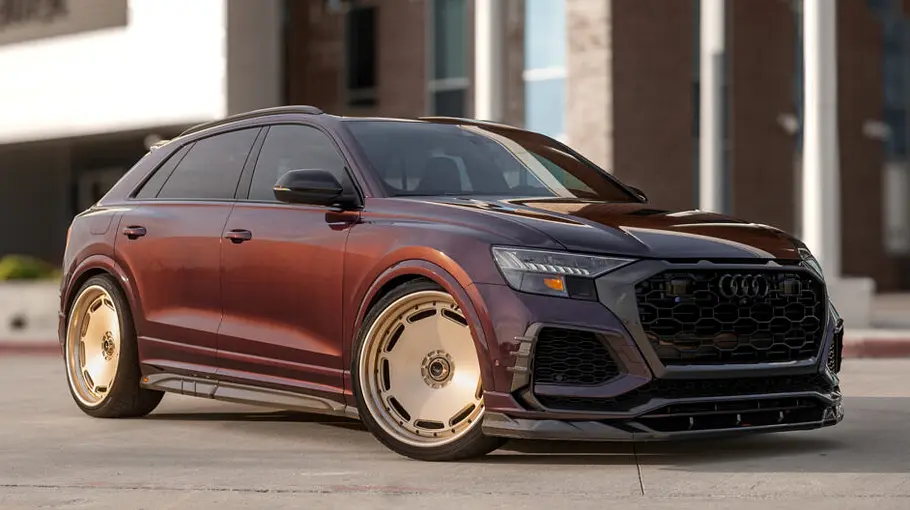Audi RS Q8 mit Felgen von Vossen Wheels, fotografiert von schräg vorne links.