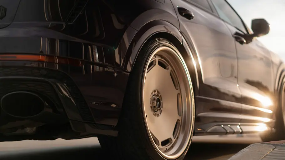 Audi RS Q8 mit Felgen von Vossen Wheels, fotografiert von schräg hinten.