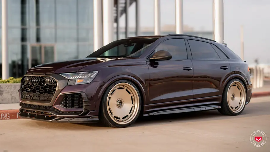Audi RS Q8 mit Felgen von Vossen Wheels, fotografiert von der Seite.