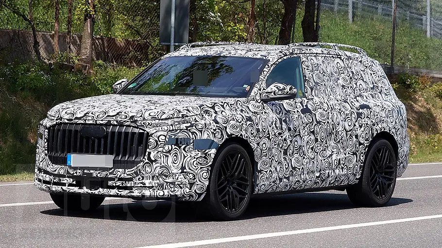 Audi Q9 (2026) Der Audi Q9 (2026) als Erlkönig fahrend von schräg vorne fotografiert.