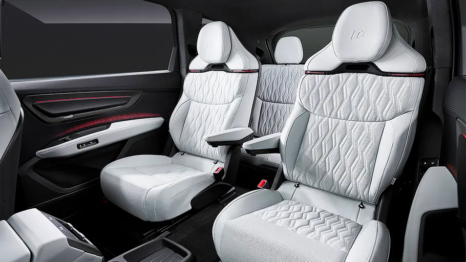Blick auf die Fondsitze im Innenraum des Audi Q9 (2026).