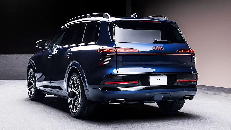 Blick von schräg hinten auf den Audi Q9 (2026).