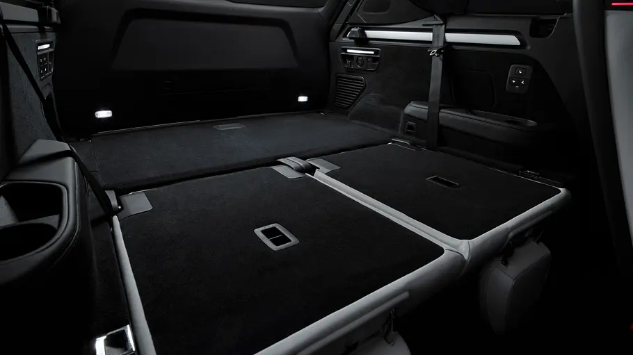 Audi Q9 (2026) Die dritte Sitzreihe des Audi Q9 ist umgeklappt und ergibt mit dem Kofferraum eine ebene Ladefläche.