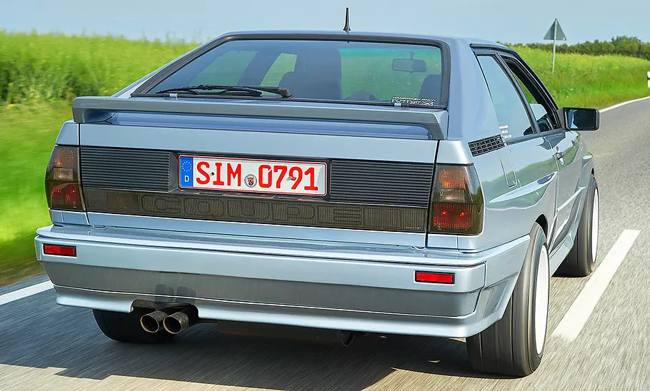Der Audi Quattro fahrend von hinten