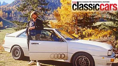 Reinhold Messner stehend am Audi Quattro. - Foto: Peter Pilz