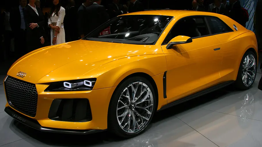 Audi Quattro Sport Concept auf dem Messestand, fotografiert von schräg vorne.