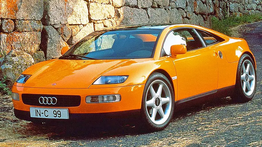 Der Audi Quattro Spyder stehend von vorne