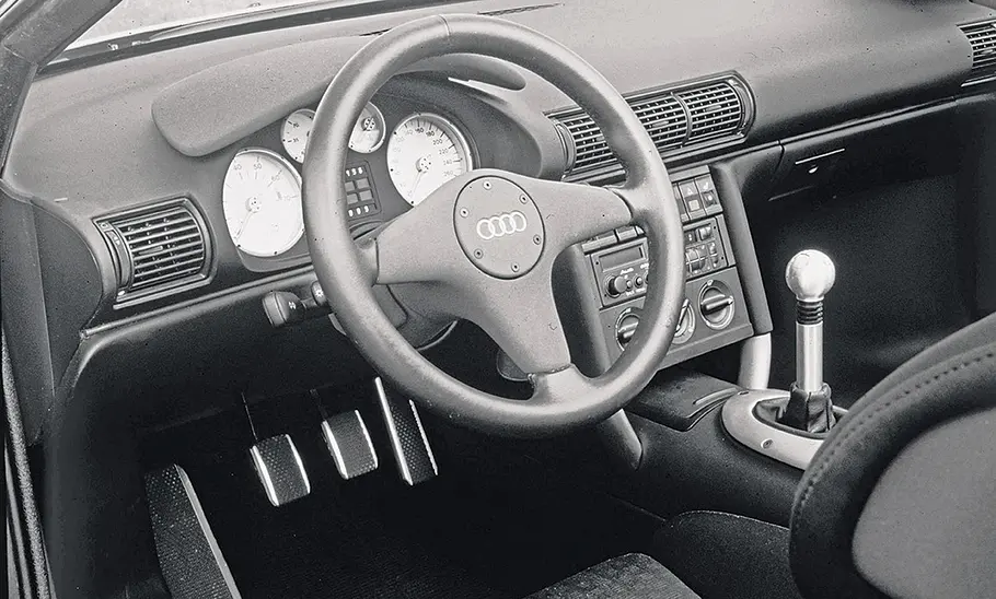 Das Cockpit des Audi Quattro Spyder (1991).