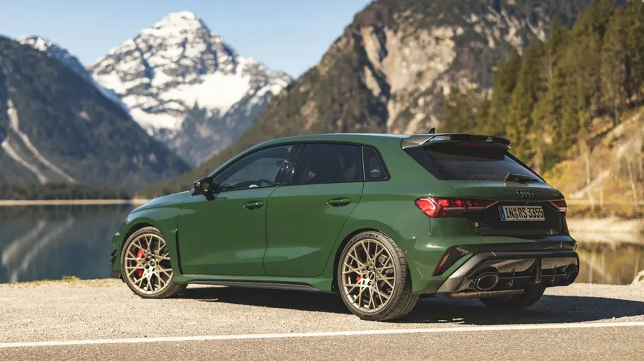Der Audi RS 3 Competition Limited statisch von schräg hinten links vor einem Bergsee.