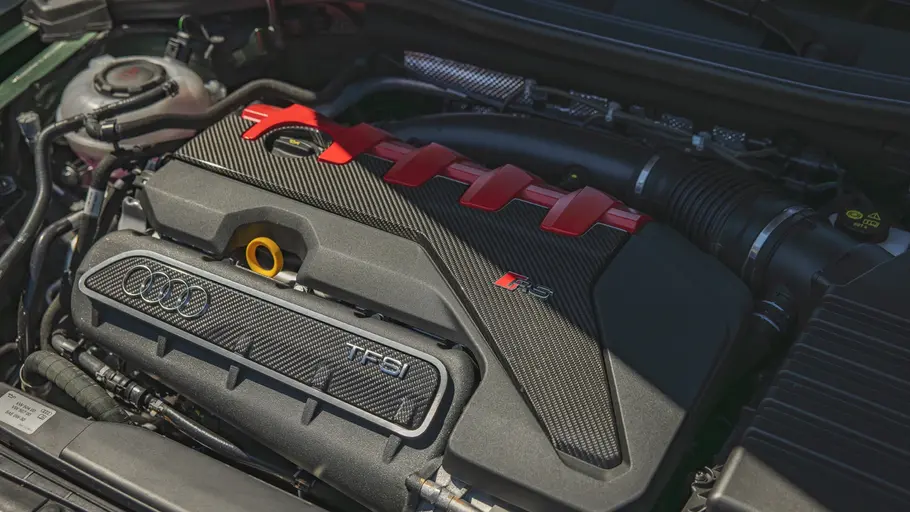 Blick auf den Fünfzylinder-Motor des Audi RS 3 Competition Limited.