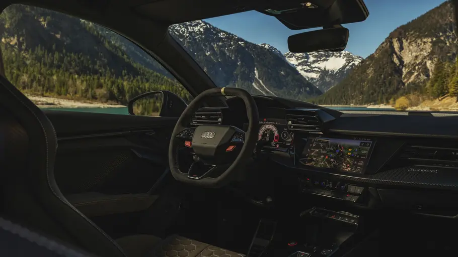 Das Cockpit des Audi RS 3 Competition Limited statisch mit Bergpanorama im Hintergrund.
