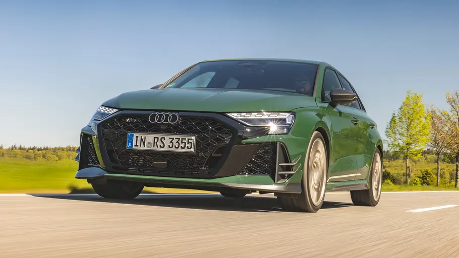 Der Audi RS 3 Competition Limited fahrend von schräg vorne links auf einer Landstraße.